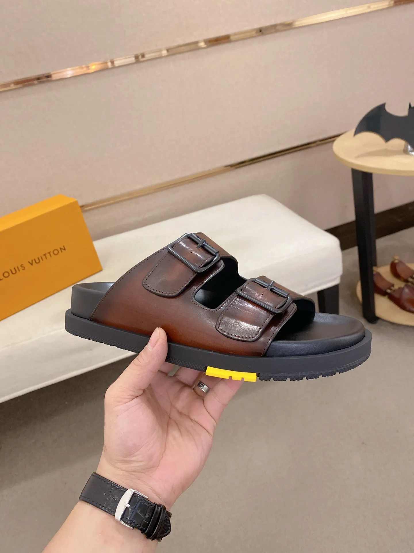 Factory price: 420💰Made by LV🔍Top purchasing agent. Men's spring and summer slippers are available at the same counter. The uppers are made of cowhide imported from Italy. High-quality craftsmanship, soles: original soles specially provided by the original factory, exclusive movable molded soles are super comfortable, original factory follow-up goods, 🔍🔍high quality, can be entered and exited the counter at will, welcome to compare, code number 38-44. Can be customized45